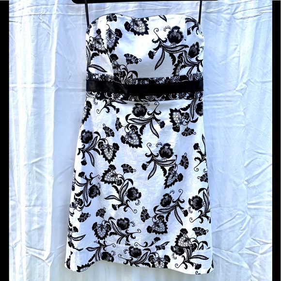White House Black Market Dresses & Skirts - 🖤 WHBM Strapless Dress | Black & White floral 🖤